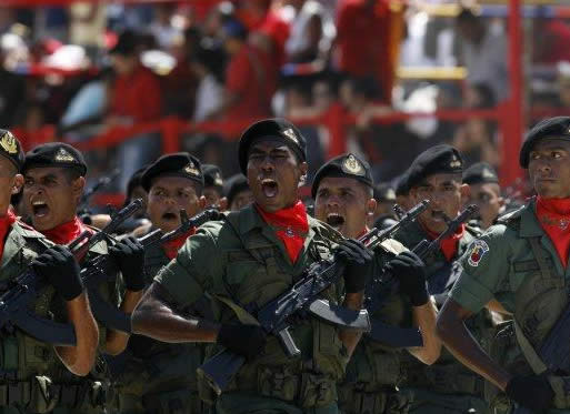 La celebraci�n se hizo con un desfile c�vico - militar. EFE