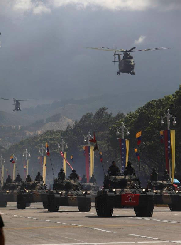 Tanques y helic�pteros hicieron parte de la celebraci�n. EFE