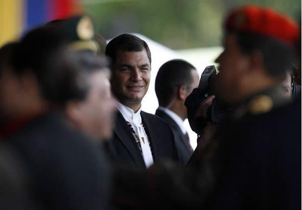 Presidente de Ecuador, Rafael Correa observa a su hom�logo venezolano. EFE