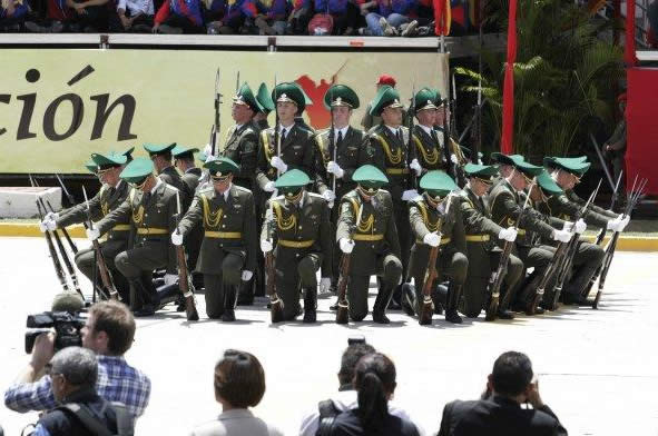 Militares bielorrusos participan en el desfile. EFE