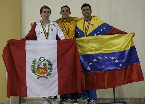 Primeras competencias de los Juegos Bolivarianos - Julio César Galofre, oro colombiano en natación. Foto: EFE