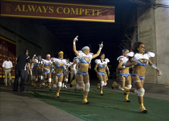 Fútbol Americano - Miembros del equipo de fútbol americano femenino San Diego Seduction salen al campo de juego para enfrentar a Los Angeles Temptation. EFE