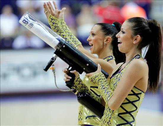Animadoras lanzan camisetas al p�blico. Foto: EFE