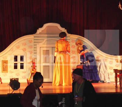CASA DE MUÑECAS - Ensayo de Casa de muñecas - Foto Liliana Matos