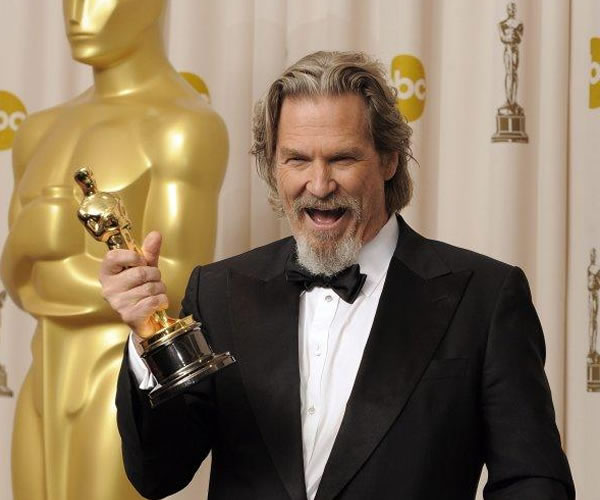 El actor Jeff Bridges sostiene su premio Oscar al Mejor Actor en la cinta Crazy Heart - EFE