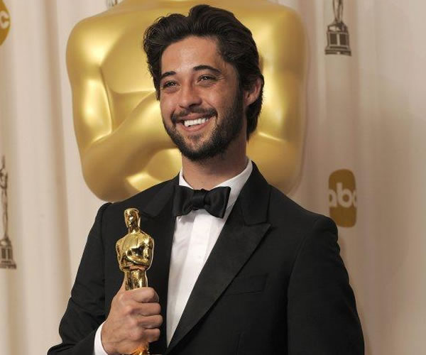 Ryan Bingham sostiene su premio Oscar a la Mejor Canción Original por The Weary King - EFE