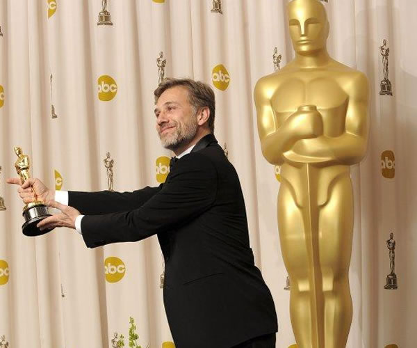 Christoph Waltz con su Oscar al Mejor Actor Secundario por su papel en Bastardos sin gloria - EFE