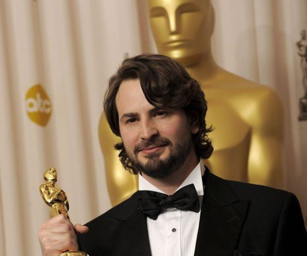 El guionista Mark Boal posa para los fotógrafos con su Oscar al Mejor Guión por Zona de Miedo - EFE