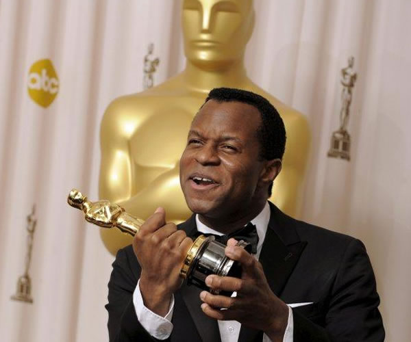 Geoffrey Fletcher con su Oscar al Mejor Guión Adaptado por Precious - EFE