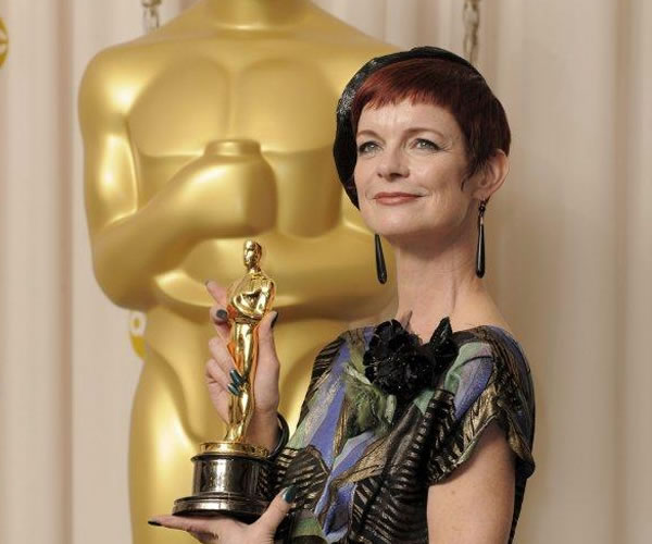 La diseñadora Sandy Powell con su Oscar al Mejor diseño de vestuario por La reina Victoria - EFE