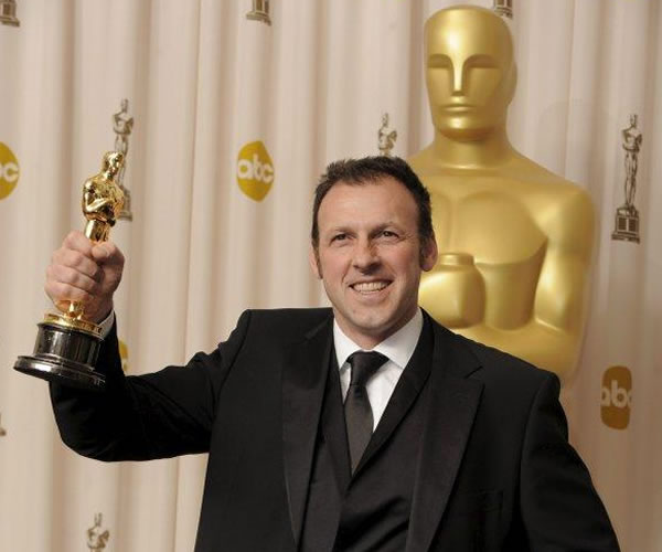 El italiano Mauro Fiore con su Oscar a la Mejor dirección fotográfica por Avatar - EFE