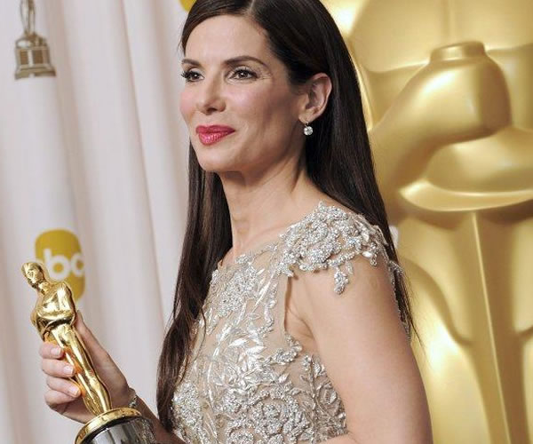 Sandra Bullock con su Oscar a la Mejor Actriz por su papel en The Blind Side - EFE