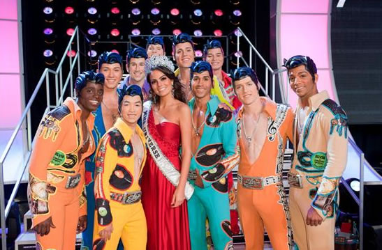 Miss Universo 2010, con el reparto de Viva Elvis. EFE