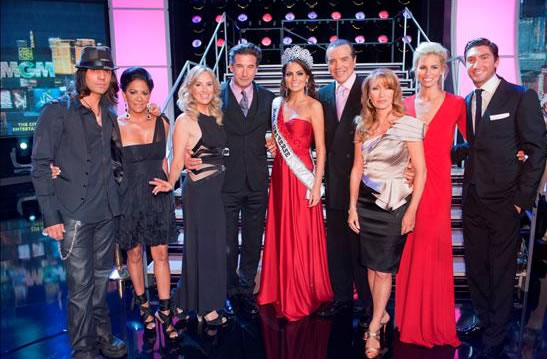 Miss Universo 2010, junto al jurado. EFE