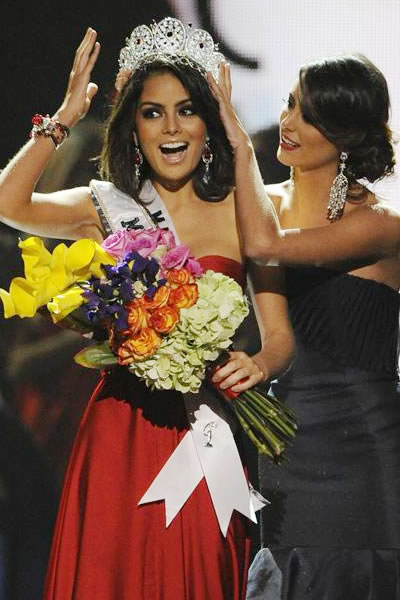 La candidata mexicana, Jimena Navarrete, es coronada. EFE