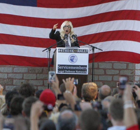 Lady Gaga protesta a favor de militares gays. EFE