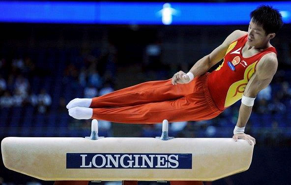 Campeonato Mundial de Gimnasia Artística - El gimnasta chino Honglao Zhang ejecuta su ejercicio de caballo con arcos EFE