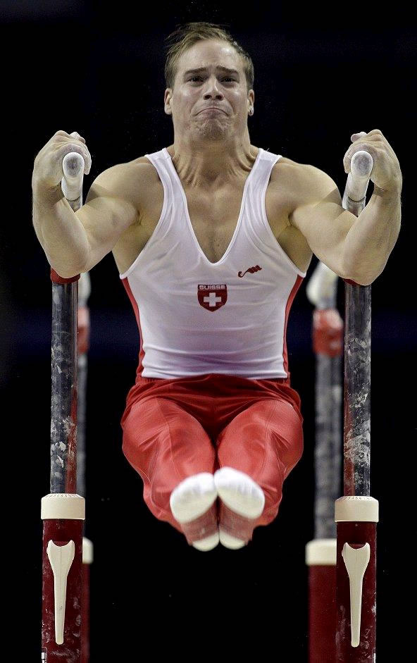 Campeonato Mundial de Gimnasia Artística - El gimnasta suizo Claudio Capelli ejecuta su ejercicio de barras EFE