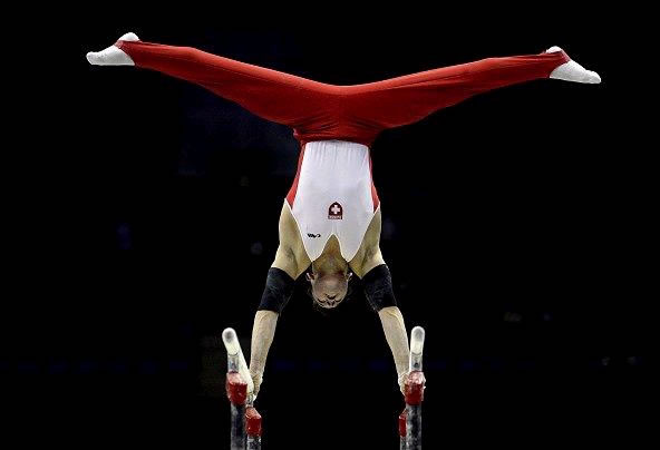 Campeonato Mundial de Gimnasia Artística - El gimnasta suizo Nicolas Boeschenstein ejecuta su ejercicio de paralelas EFE