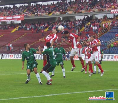 Santa Fe 1 - 2 Equidad - Finalización 2007 - Nájera intenta de cabeza para Santa Fe - Foto: Leonardo Quimbay - www.colombia.com