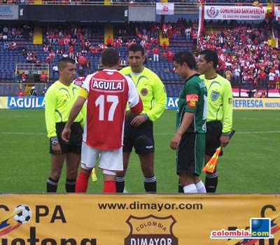 Santa Fe 1 - 2 Equidad - Finalización 2007 - Ramírez de Santa Fe, árbitro Niño y Motta de Equidad - Foto: Leonardo Quimbay - www.colombia.com