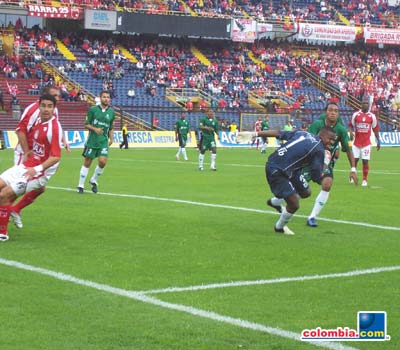 Santa Fe 1 - 2 Equidad - Finalización 2007 - Nájera intenta convertir - Foto: Leonardo Quimbay - www.colombia.com