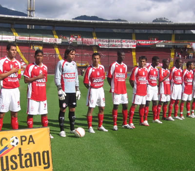 Santa Fe 1-1 Real C./ Finalización 2007 - Santa Fe entona el himno - Foto:Leonardo Quimbay