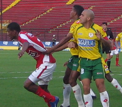 Santa Fe 1-1 Real C./ Finalización 2007 - Falta en el área - Foto:Leonardo Quimbay