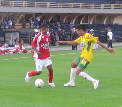Santa Fe 1-1 Real C./ Finalización 2007 - Marrugo quiere eludir - Foto:Leonardo Quimbay