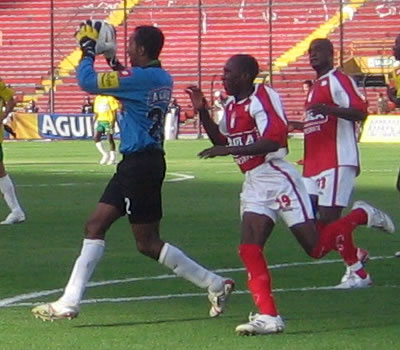 Santa Fe 1-1 Real C./ Finalización 2007 - Carabalí ataja - Foto:Leonardo Quimbay