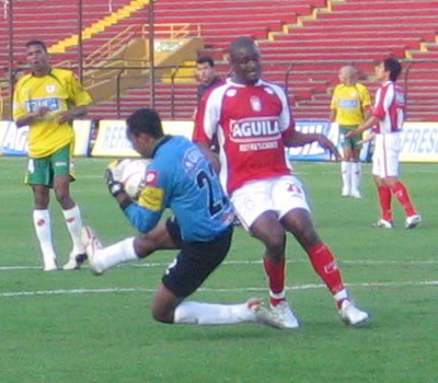 Santa Fe 1-1 Real C./ Finalización 2007 - Carabalí anticipa a Preciado - Foto:Leonardo Quimbay
