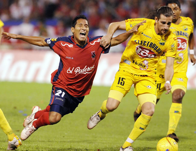 Final del Fútbol Profesional Colombiano - El jugador del Deportivo Independiente Medellín John Javier Restrepo (i) disputa el balón con Nicolás Ayr (d) del Atlético Huila. EFE