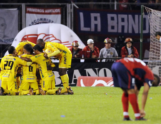 Final del Fútbol Profesional Colombiano - Los jugadores del Atlético Huila celebran un gol ante el Deportivo Independiente Medellín EFE