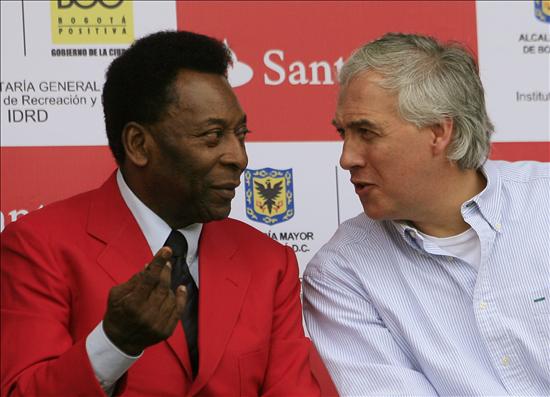 El rey Pelé en Bogotá - Pelé con el Alcalde de Bogotá Samuel Moreno Foto: EFE