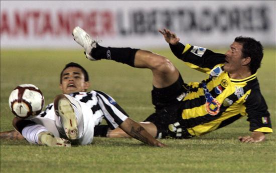 Copa Libertadores II Fecha fase de repechaje - El jugador del equipo Tachira de Venezuela, Yeison David Ybarrola (d) disputa el bal�n con Victor Ayala (i) del Libertad de Paraguay. EFE
