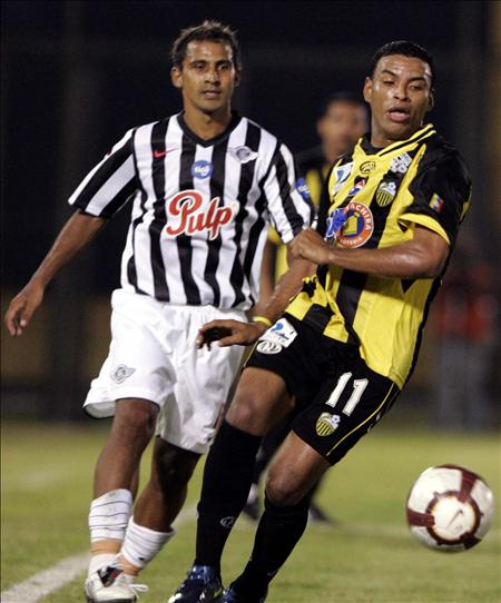 Copa Libertadores II Fecha fase de repechaje - El jugador del equipo Tachira de Venezuela, Armando Rafael Maita (d) disputa el bal�n con Sergio Aquino (i) del Libertad de Paraguay. EFE