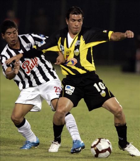Copa Libertadores II Fecha fase de repechaje - El jugador del equipo Tachira de Venezuela, Jorge Alberto Rojas (d) disputa el bal�n con Rodolfo Vicente Gamarra (i) del Libertad de Paraguay. EFE