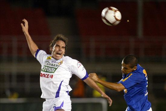 Copa Libertadores II Fecha fase de repechaje - El jugador del Real Potos� de Bolivia Gonzalo Galindo (i) disputa el bal�n con Wellington Paulista (d) del Cruzeiro de Brasil. EFE