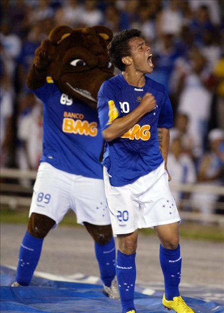 Copa Libertadores II Fecha fase de repechaje - Bernardo, jugador del Cruzeiro de Brasil celebra la goleada al Real Potos� 7-0. EFE