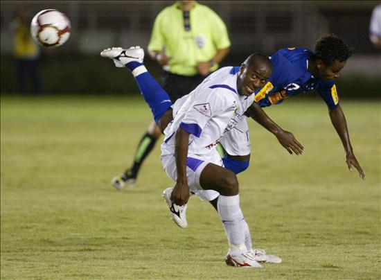 Copa Libertadores II Fecha fase de repechaje - El jugador del Real Potos� de Bolivia Augusto Andaveris (i) disputa el bal�n con Elicarlos Paulista (d) del Cruzeiro de Brasil. EFE