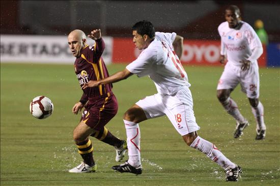 Copa Libertadores II Fecha fase de repechaje - El jugador del Estudiantes de M�xico Rodrigo Ruiz (i) disputa el bal�n con Jes�s �lvarez (d) del Juan �urich del Per�. EFE