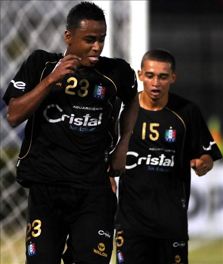 El debut de Once Caldas en la Copa Libertadores - Jaime Castrill�n celebra el gol que marc� ante Nacional. EFE