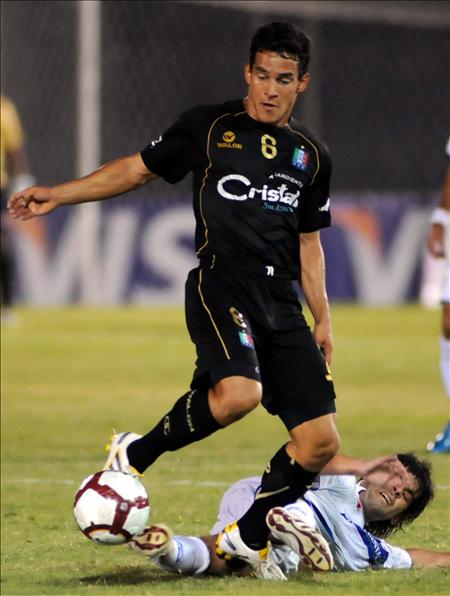 El debut de Once Caldas en la Copa Libertadores - Henry Rojas (arriba) lucha el bal�n con Ricardo Mazacotte. EFE