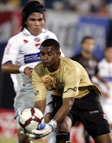 El debut de Once Caldas en la Copa Libertadores - El portero Land�zuri (adelante) elude a Guillermo Beltr�n. EFE