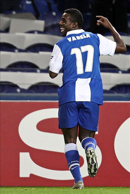 Silvestre Manuel Gon�alves celebra el gol que abri� el juego. EFE