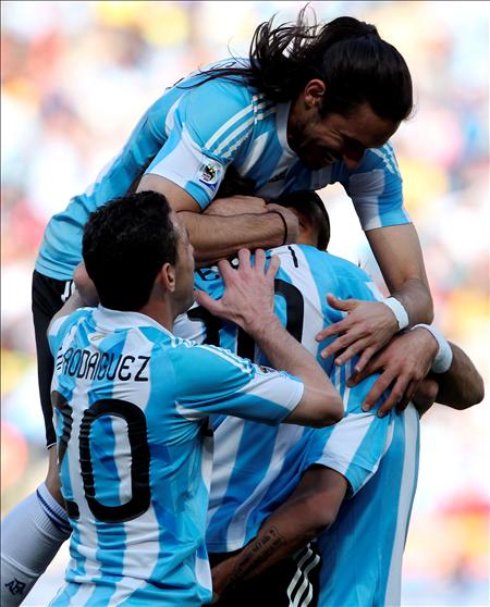 El vistoso f�tbol 'albiceledste'. EFE