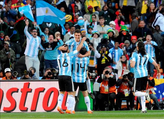 El vistoso f�tbol 'albiceledste'. EFE