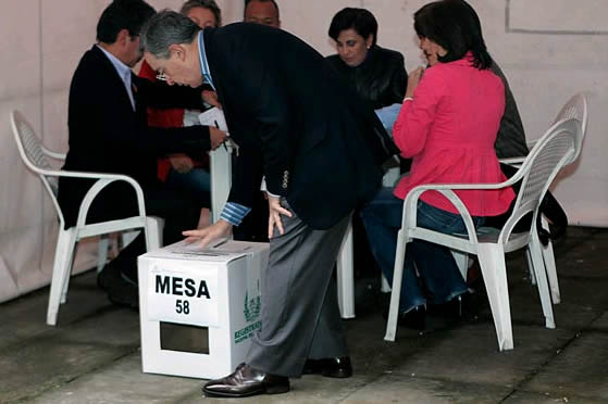 El saliente presiente Uribe vota. Foto: EFE