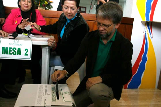 Antanas Mockus deposita su voto. Foto: EFE