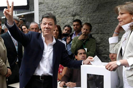 Santos vota al lado de su esposa. Foto: EFE